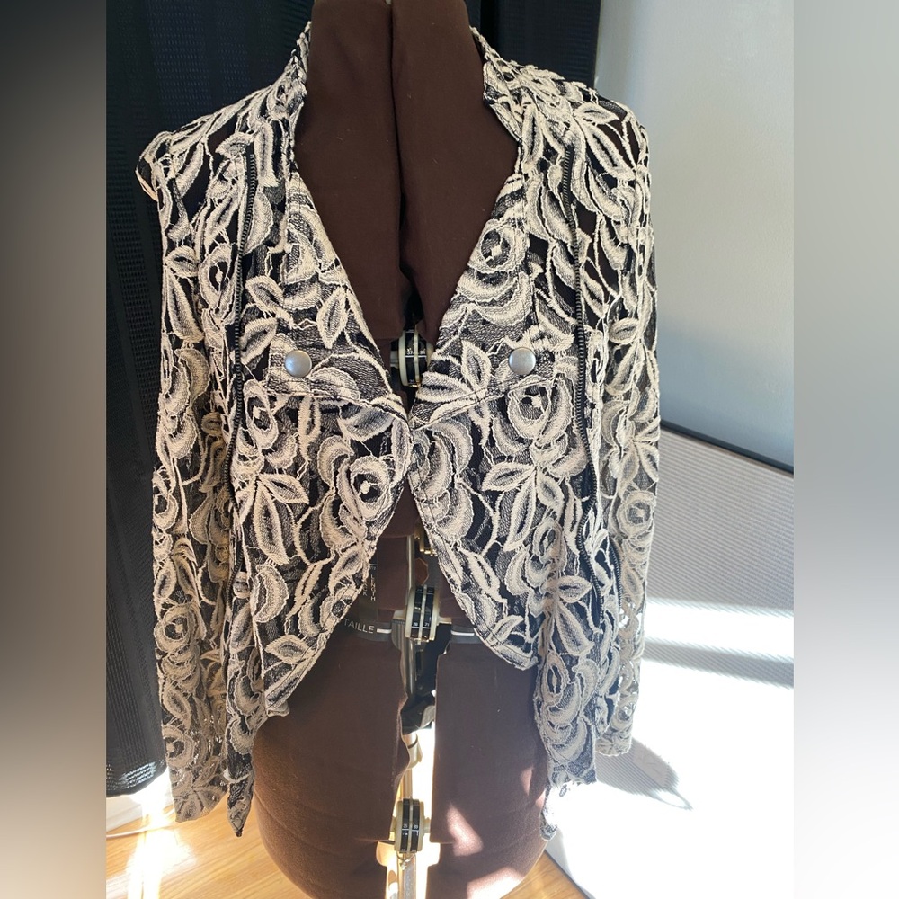 I.N.C. International Concepts, Heavy lace unlined jacket size small